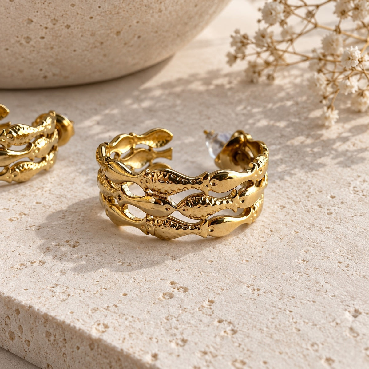 Χρυσοί κρίκοι C-shape filigree σε travertine επιφάνεια — Celestial Steel