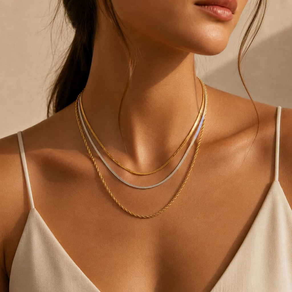 Τριπλό κολιέ αλυσίδα herringbone και rope σε χρυσό και ασημί ανοξείδωτο ατσάλι, φορεμένο — Celestial Steel