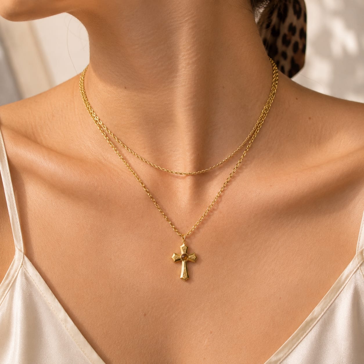 Layered cross pendant κολιέ με rope και figaro chain φορεμένο, χρυσό ανοξείδωτο ατσάλι με tiger eye — Celestial Steel
