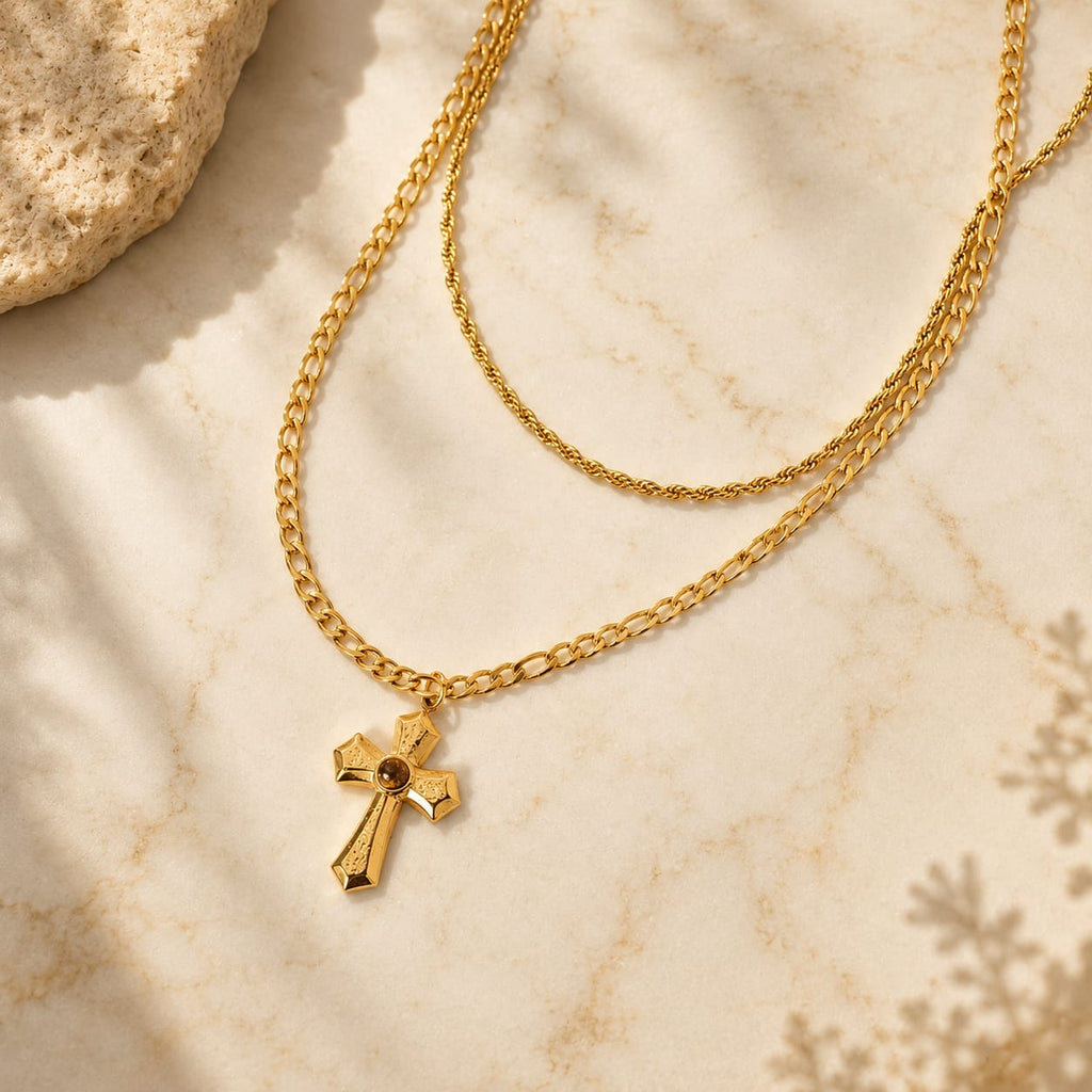 Layered cross pendant κολιέ με rope και figaro chain, χρυσό ανοξείδωτο ατσάλι με tiger eye, flat lay σε μάρμαρο — Celestial Steel