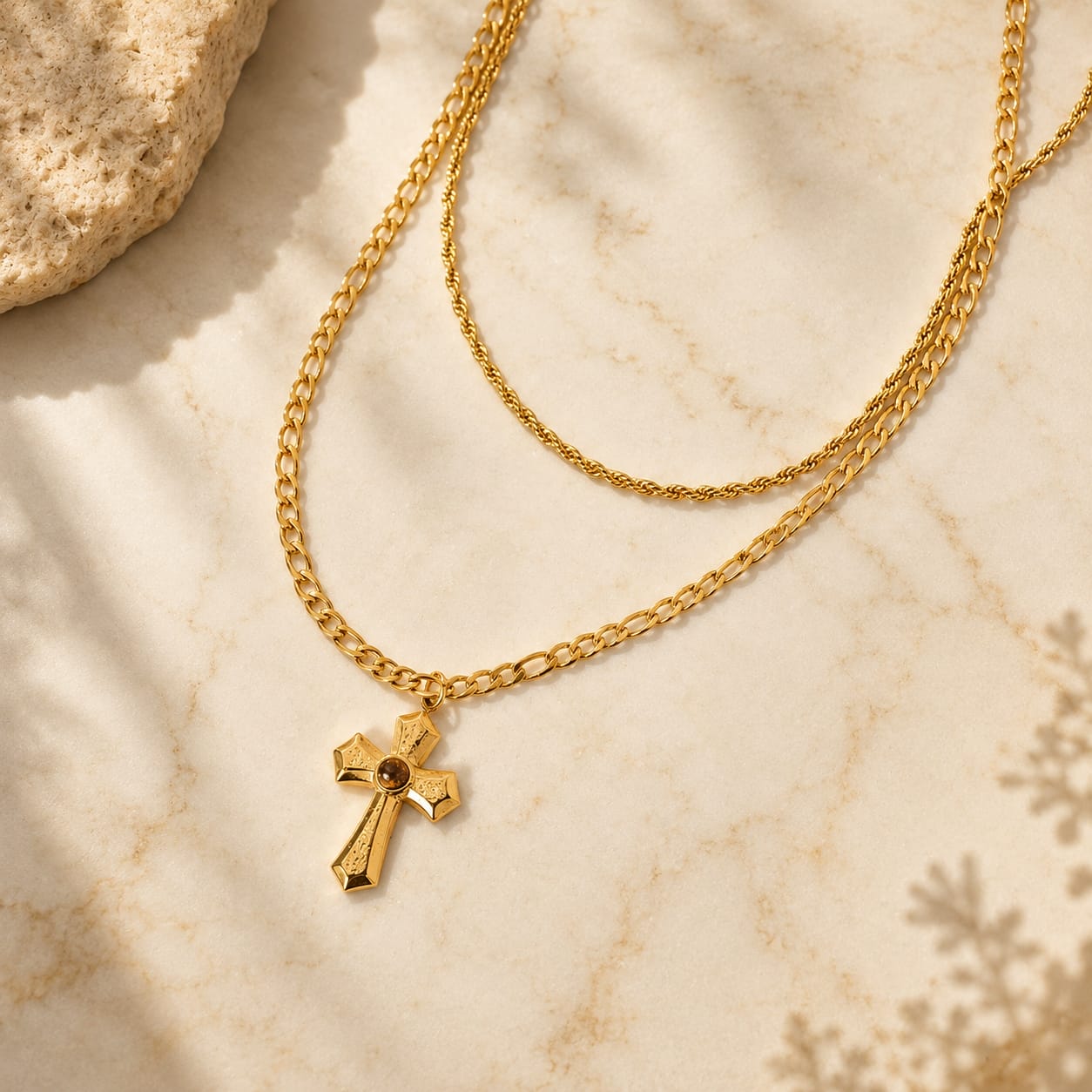 Layered cross pendant κολιέ με rope και figaro chain, χρυσό ανοξείδωτο ατσάλι με tiger eye, flat lay σε μάρμαρο — Celestial Steel