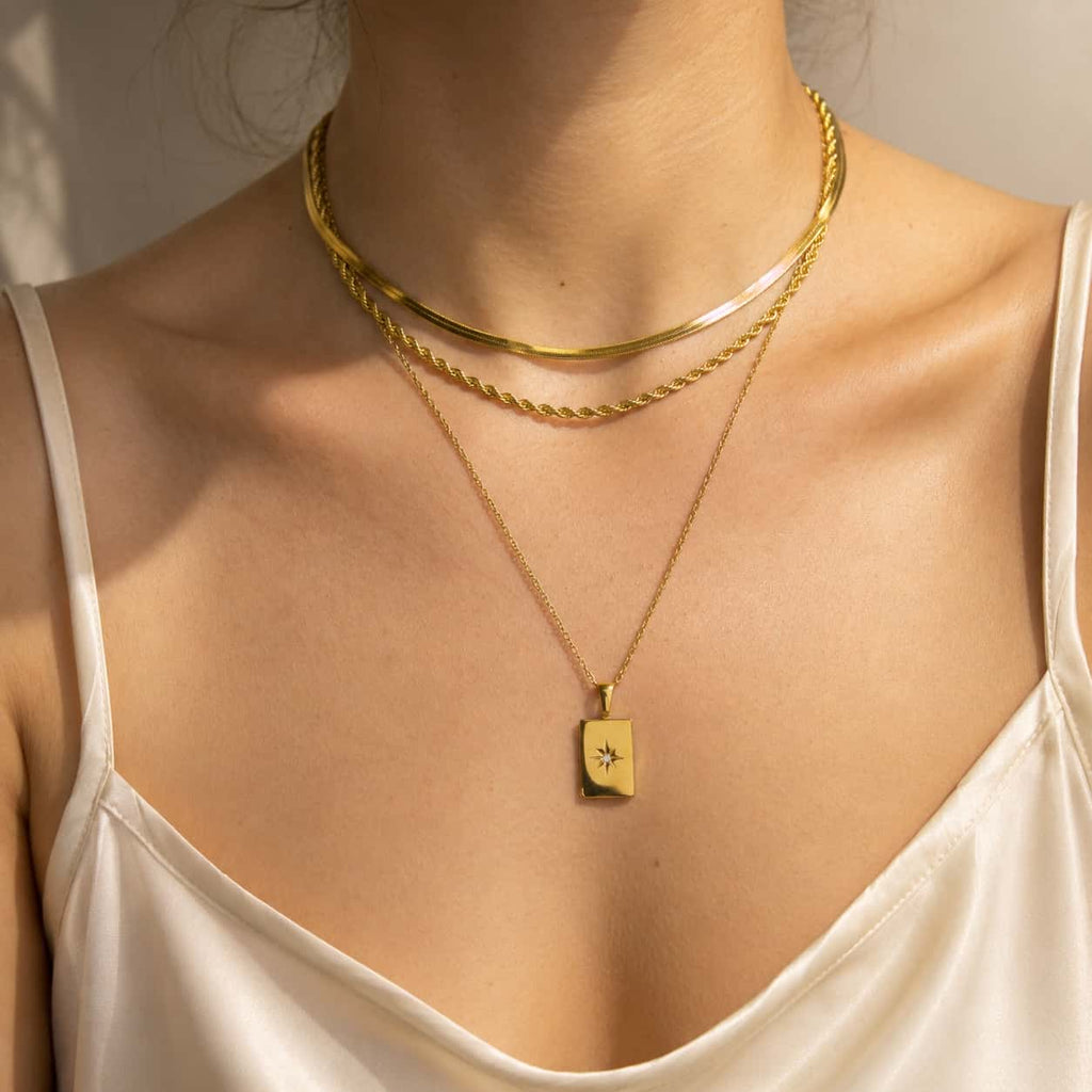 Set 3 layered κολιέ herringbone, rope και star pendant φορεμένα, χρυσό ανοξείδωτο ατσάλι — Celestial Steel