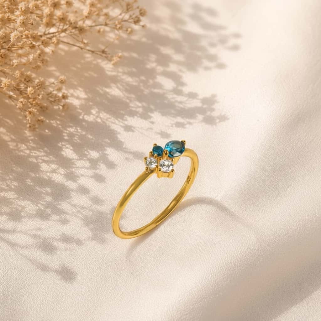 London blue topaz και sapphire cluster δαχτυλίδι, χρυσό 925 ασήμι χειροποίητο, flat lay σε σατέν — Celestial Steel