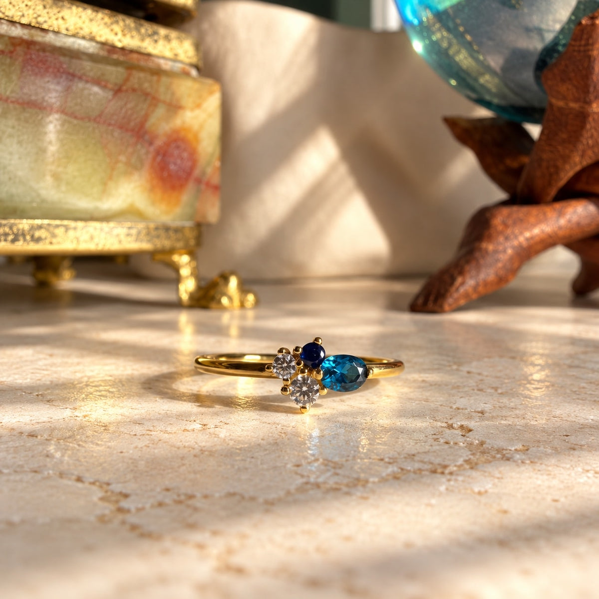 London blue topaz και sapphire cluster δαχτυλίδι, χρυσό 925 ασήμι χειροποίητο, flat lay σε μάρμαρο — Celestial Steel