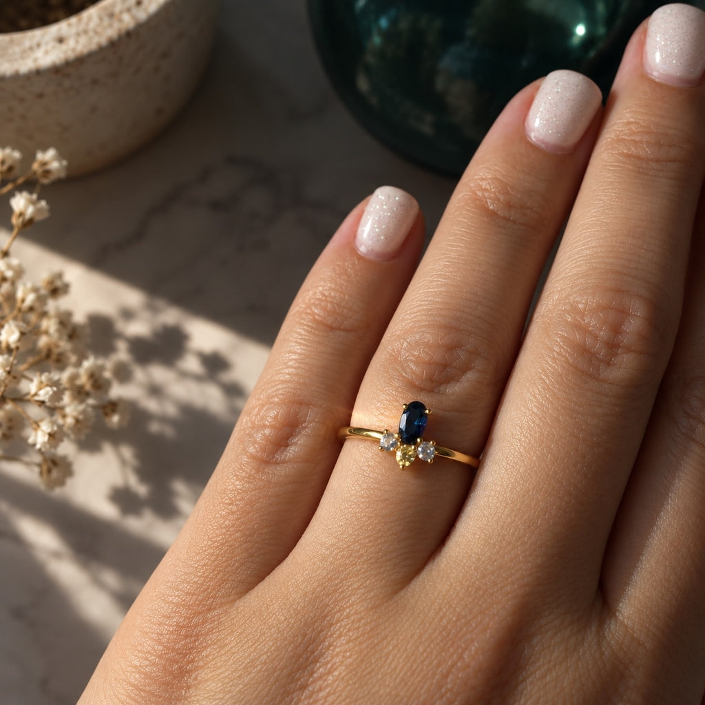Δαχτυλίδι cluster με London Blue Topaz σε χέρι — Celestial Steel