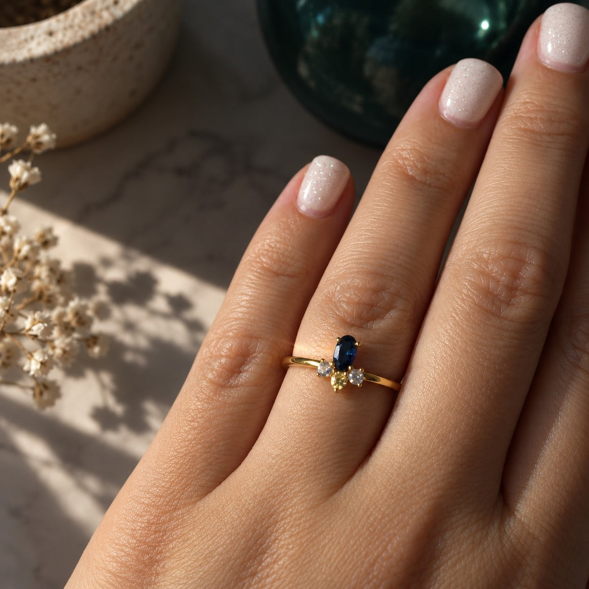 Δαχτυλίδι cluster με London Blue Topaz σε χέρι — Celestial Steel