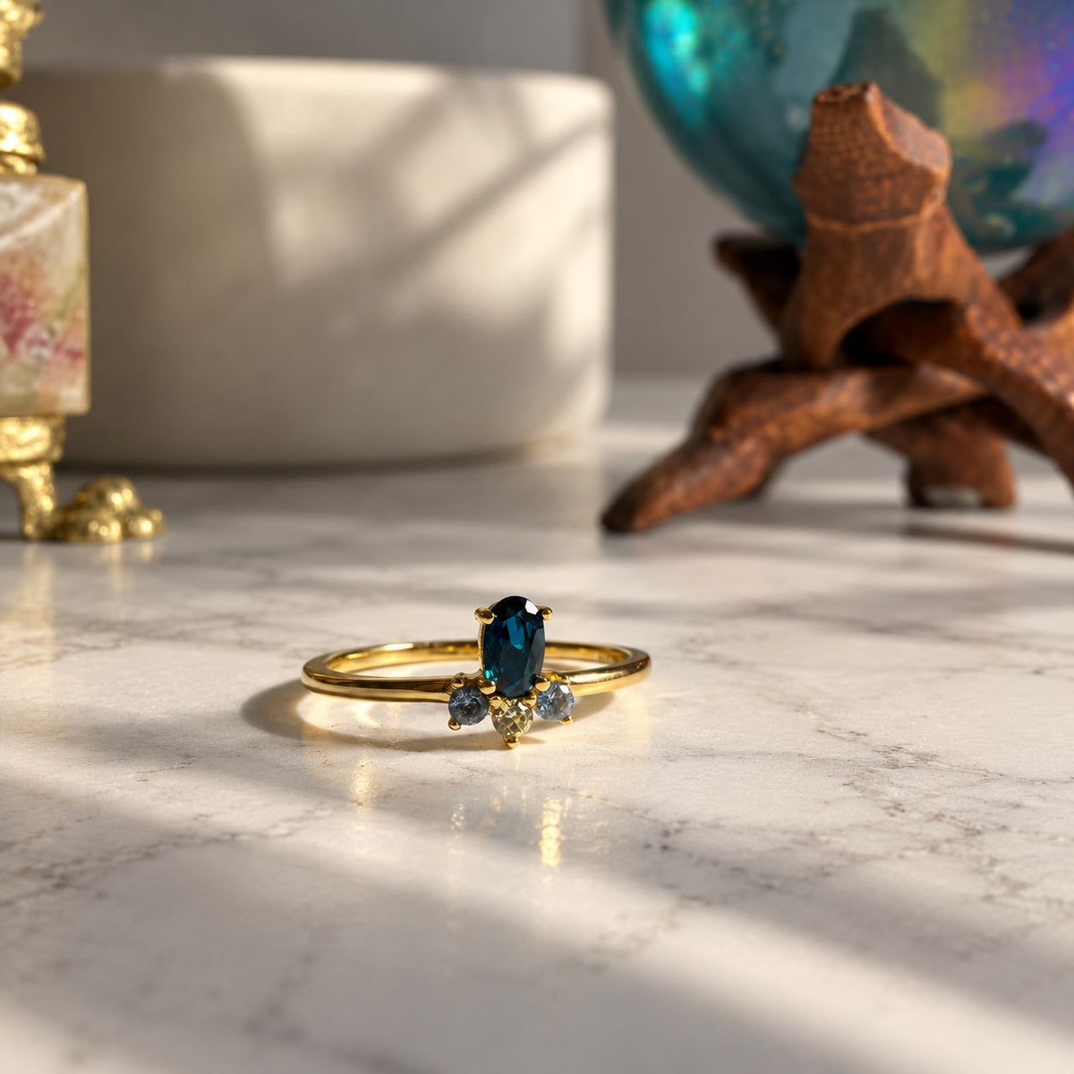 Δαχτυλίδι cluster με London Blue Topaz, flat lay styling — Celestial Steel