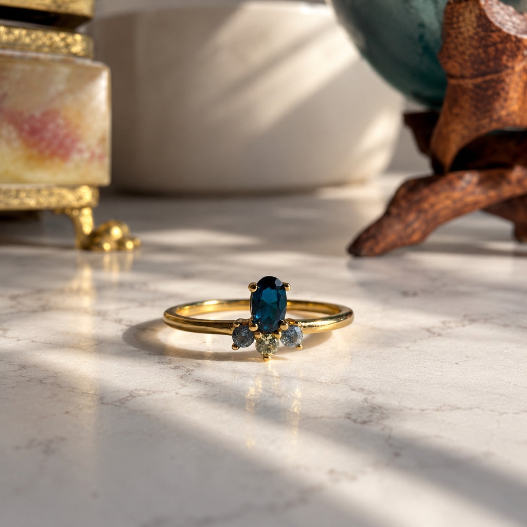 Δαχτυλίδι cluster με London Blue Topaz, Sky Blue Topaz & Περίδοτο — Celestial Steel