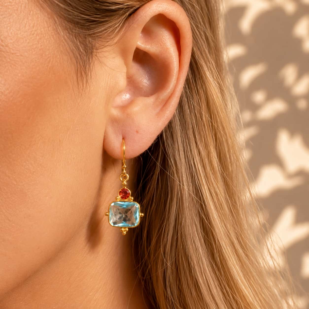 London blue topaz και rhodolite drop σκουλαρίκια φορεμένα, χρυσό 925 ασήμι χειροποίητο — Celestial Steel