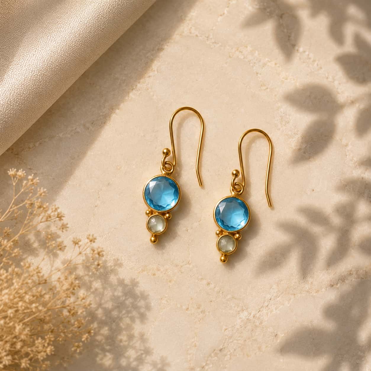 London blue topaz και sky blue topaz drop σκουλαρίκια, χρυσό 925 ασήμι χειροποίητο, flat lay σε μάρμαρο — Celestial Steel