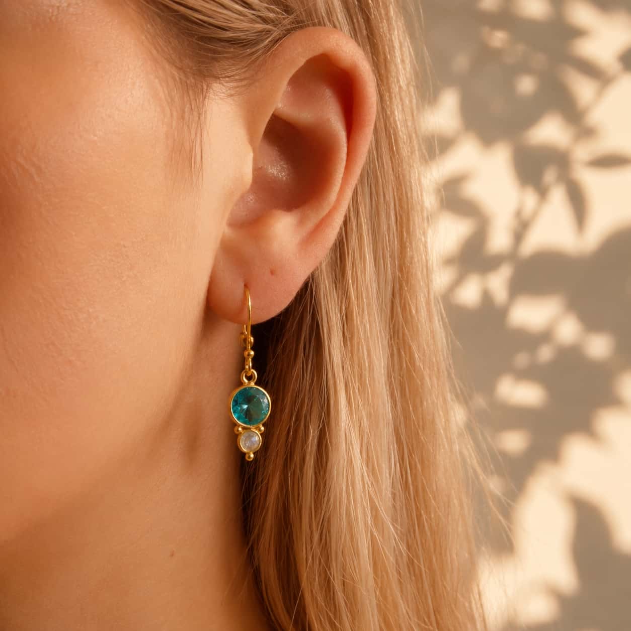 London blue topaz και sky blue topaz drop σκουλαρίκια φορεμένα, χρυσό 925 ασήμι χειροποίητο — Celestial Steel