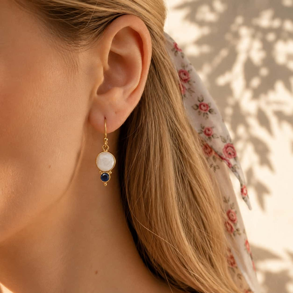 Moonstone και blue sapphire drop σκουλαρίκια φορεμένα, χρυσό 925 ασήμι χειροποίητο — Celestial Steel