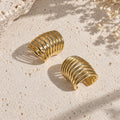 Χρυσό ear cuff multi-wire σε travertine επιφάνεια — Celestial Steel