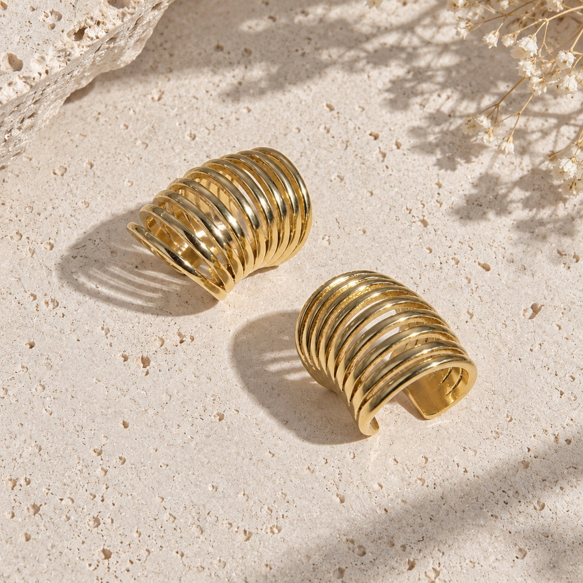 Χρυσό ear cuff multi-wire σε travertine επιφάνεια — Celestial Steel
