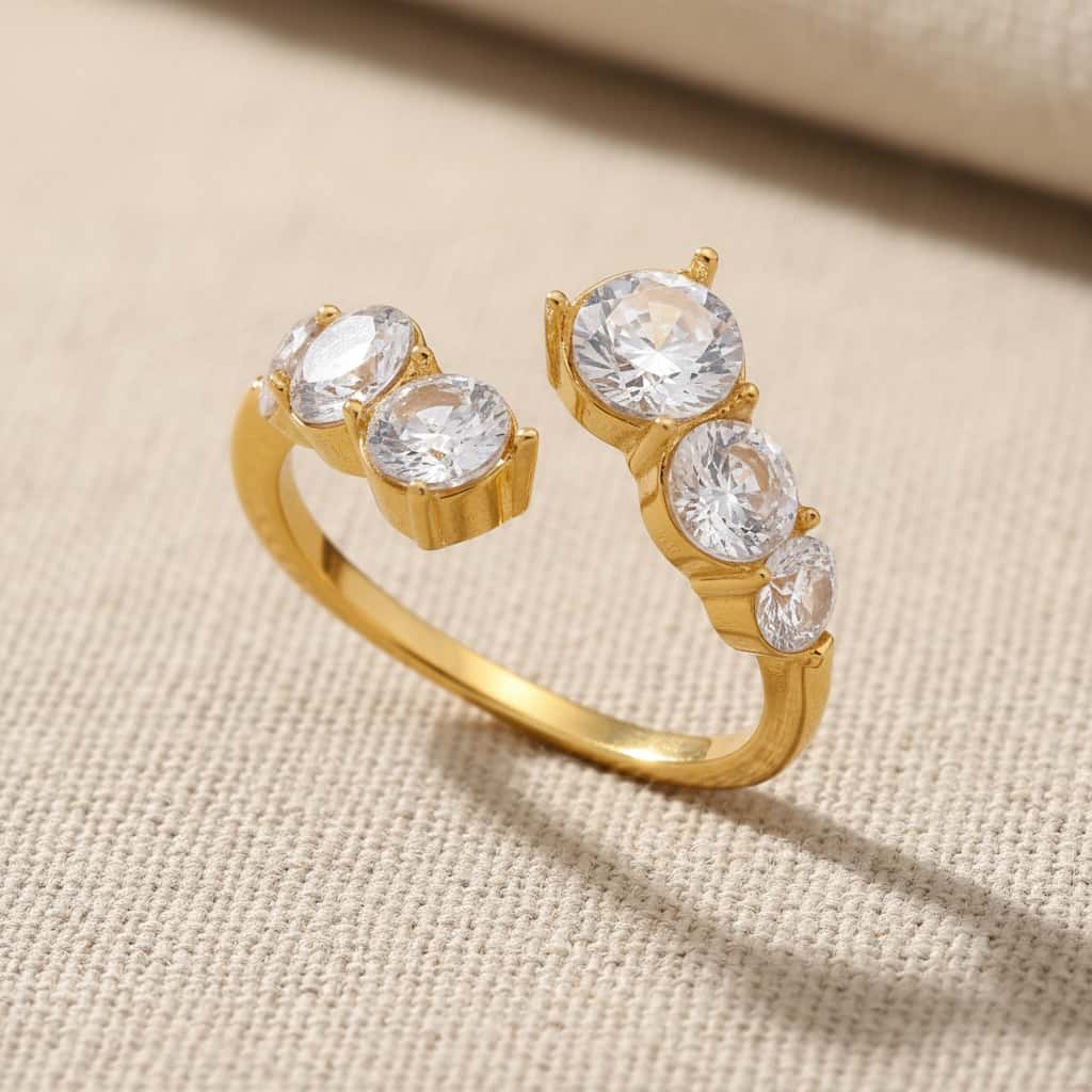 Open δαχτυλίδι με 6 crystal ζιργκόν prong-set σε φθίνουσα σειρά, χρυσό ανοξείδωτο ατσάλι — Celestial Steel