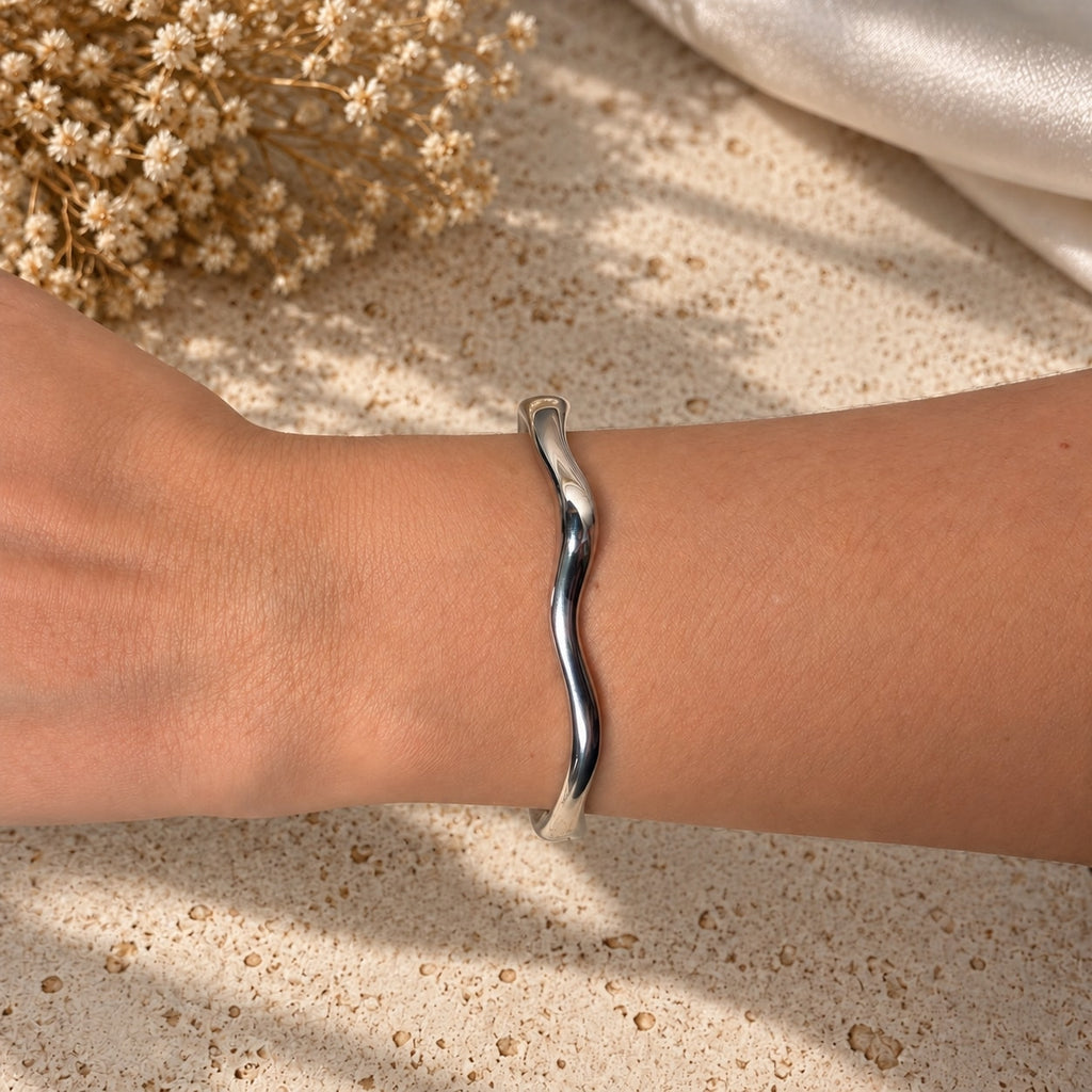 Ασημένια open cuff με κυματιστή γραμμή σε travertine επιφάνεια — Celestial Steel