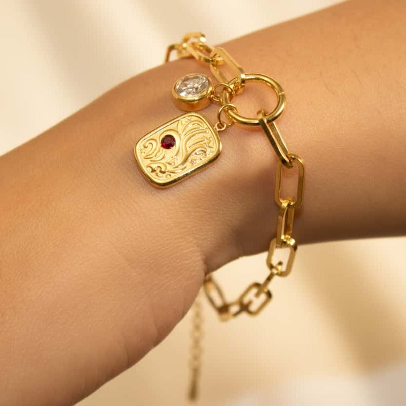 Βραχιόλι paperclip chain με engraved charm και ζιργκόν, χρυσό ανοξείδωτο ατσάλι, φορεμένο — Celestial Steel