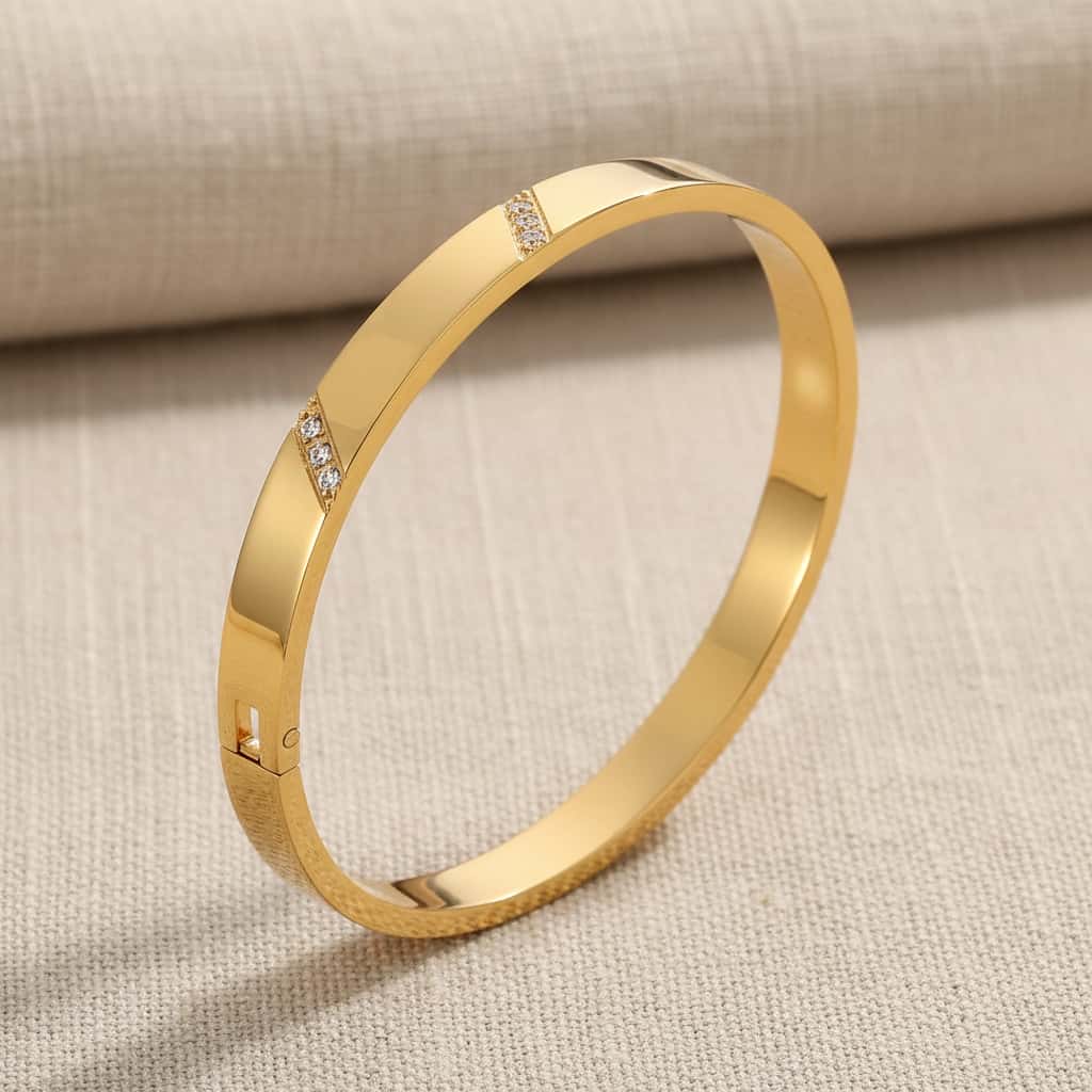 Flat cuff βραχιόλι με λευκό ζιρκόν, χρυσό ανοξείδωτο ατσάλι, flat lay σε linen — Celestial Steel