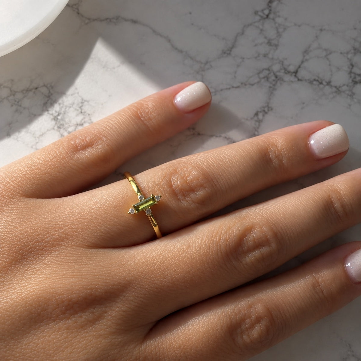 Δαχτυλίδι με περίδοτο baguette σε flat lay styling — Celestial Steel