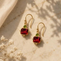 Rhodolite garnet και green tourmaline drop σκουλαρίκια, χρυσό 925 ασήμι χειροποίητο, flat lay σε μάρμαρο — Celestial Steel