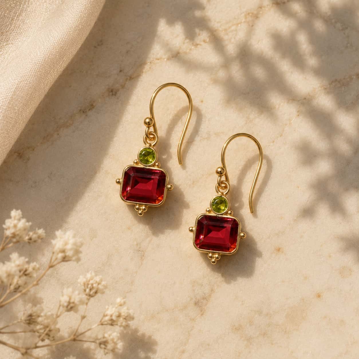 Rhodolite garnet και green tourmaline drop σκουλαρίκια, χρυσό 925 ασήμι χειροποίητο, flat lay σε μάρμαρο — Celestial Steel