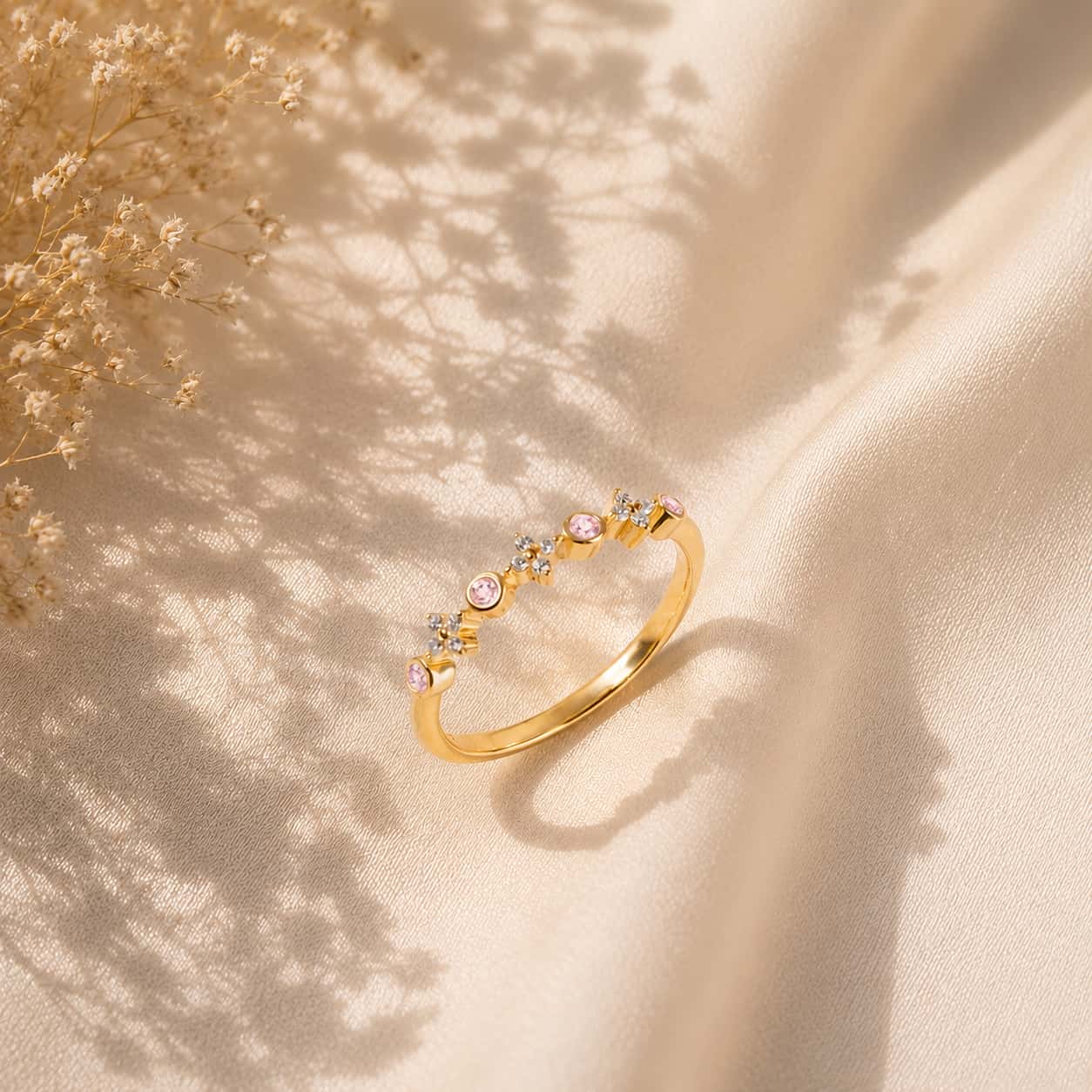 Pink topaz και white zircon band δαχτυλίδι, χρυσό 925 ασήμι χειροποίητο, flat lay σε σατέν — Celestial Steel