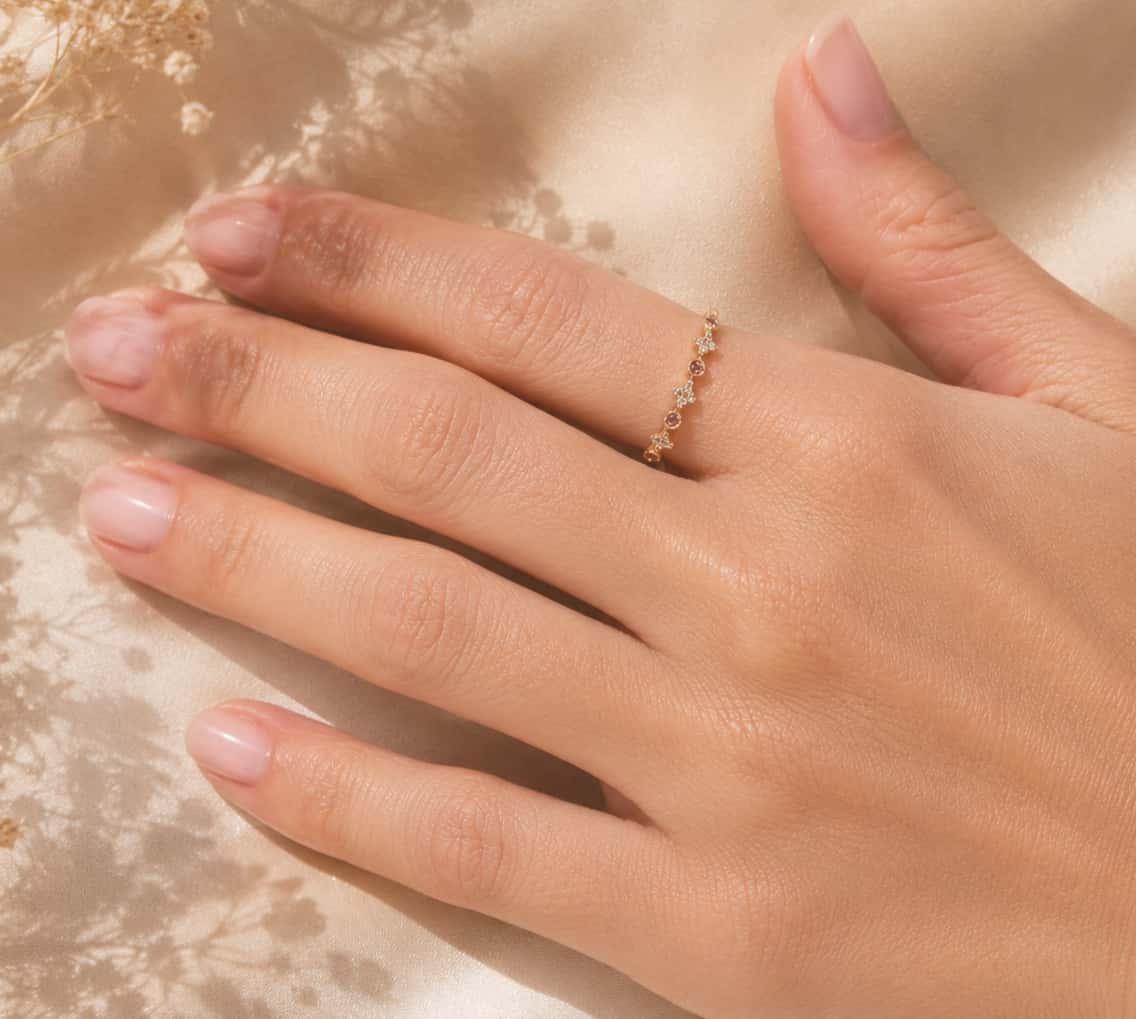 Pink topaz και white zircon band δαχτυλίδι, χρυσό 925 ασήμι χειροποίητο,φορεμένο — Celestial Steel