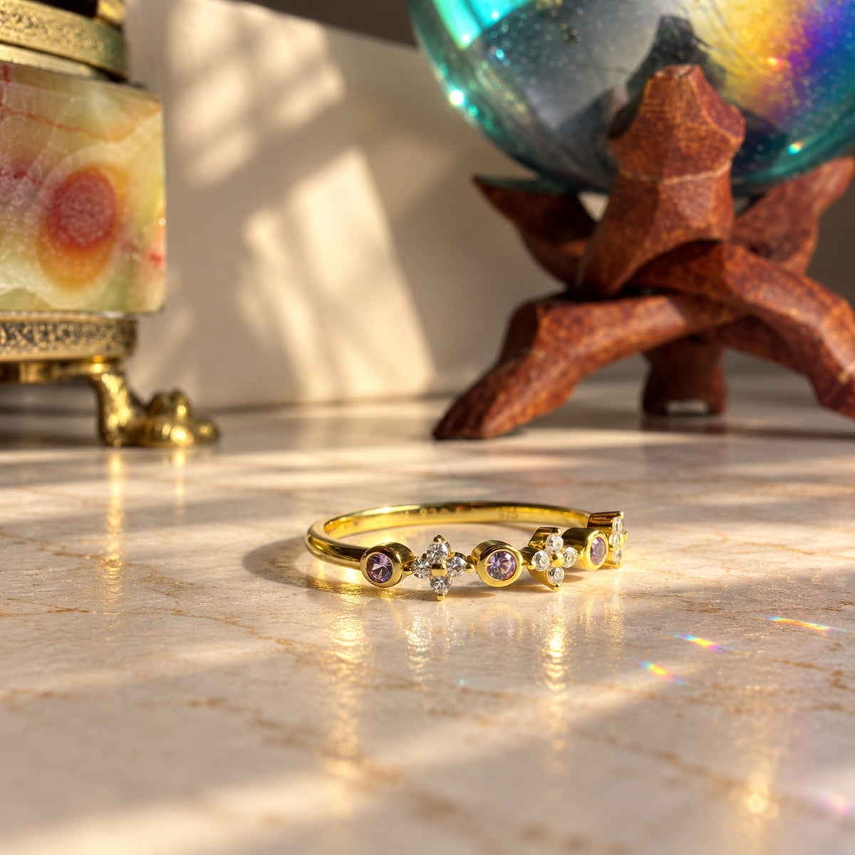 Pink topaz και white zircon band δαχτυλίδι, χρυσό 925 ασήμι χειροποίητο, flat lay σε μάρμαρο — Celestial Steel