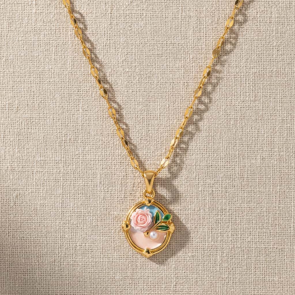 Κολιέ με στρογγυλό pendant τριαντάφυλλο enamel και πέρλα σε twisted chain, χρυσό ανοξείδωτο ατσάλι — Celestial Steel
