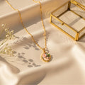Κολιέ pendant τριαντάφυλλο enamel με πέρλα, lifestyle με σατέν και κοσμηματοθήκη — Celestial Steel