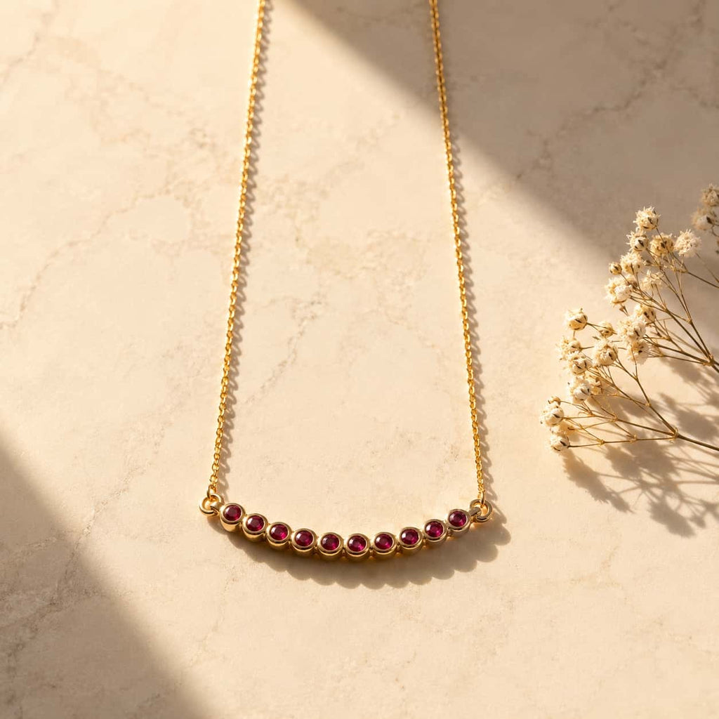 Ruby curved bar κολιέ, χρυσό 925 ασήμι χειροποίητο, flat lay σε μάρμαρο — Celestial Steel