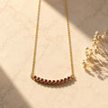Ruby curved bar κολιέ, χρυσό 925 ασήμι χειροποίητο, flat lay σε μάρμαρο — Celestial Steel