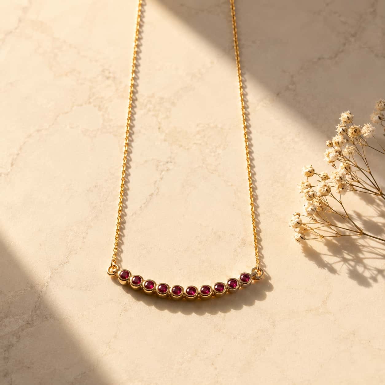Ruby curved bar κολιέ, χρυσό 925 ασήμι χειροποίητο, flat lay σε μάρμαρο — Celestial Steel
