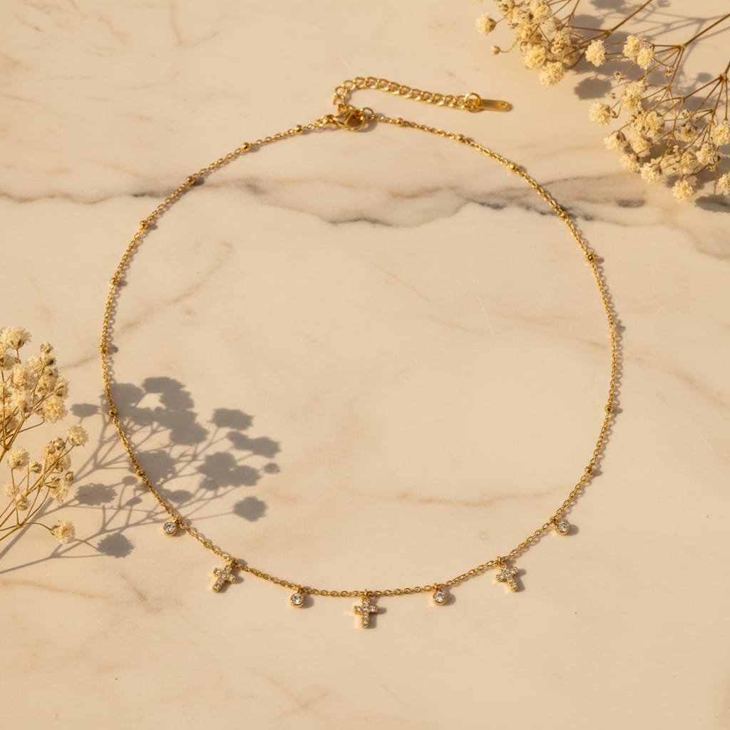 Κολιέ satellite chain με κρεμαστούς σταυρούς και ζιργκόν charms, χρυσό ανοξείδωτο ατσάλι, flat lay σε μάρμαρο — Celestial Steel