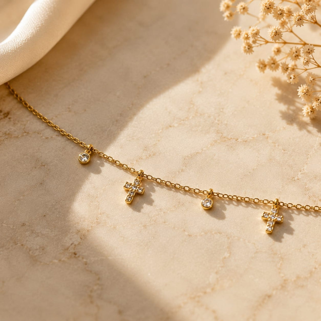 Κοντινό σταυροί pave ζιργκόν και bezel-set ζιργκόν charms σε satellite chain, χρυσό ανοξείδωτο ατσάλι — Celestial Steel 