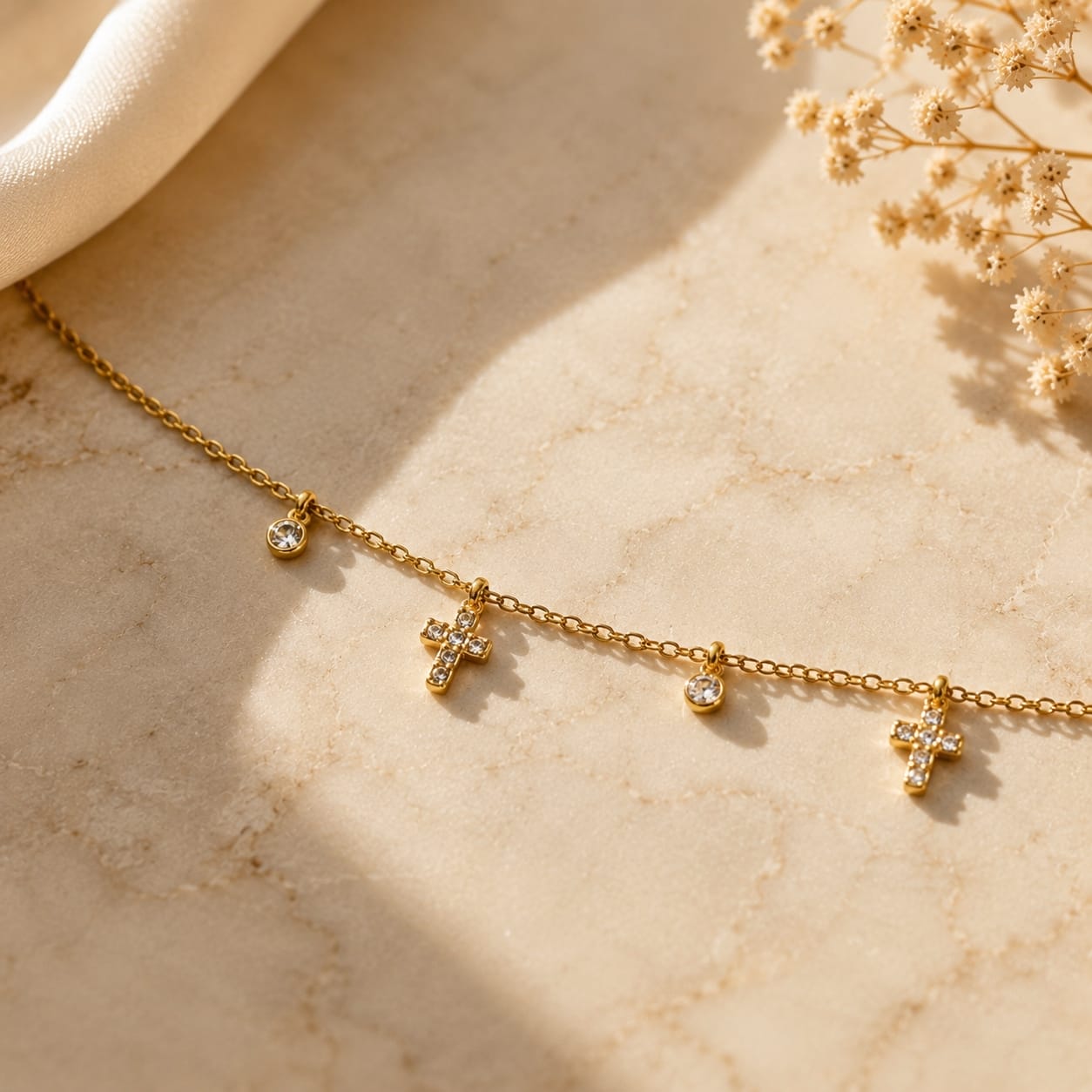 Κοντινό σταυροί pave ζιργκόν και bezel-set ζιργκόν charms σε satellite chain, χρυσό ανοξείδωτο ατσάλι — Celestial Steel 