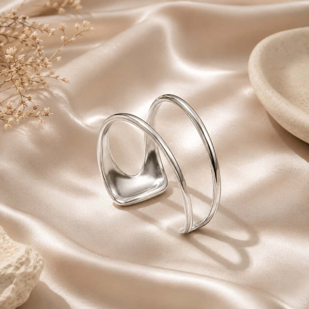 Double-layer open cuff βραχιόλι, ασημί ανοξείδωτο ατσάλι, flat lay σε σατέν — Celestial Steel