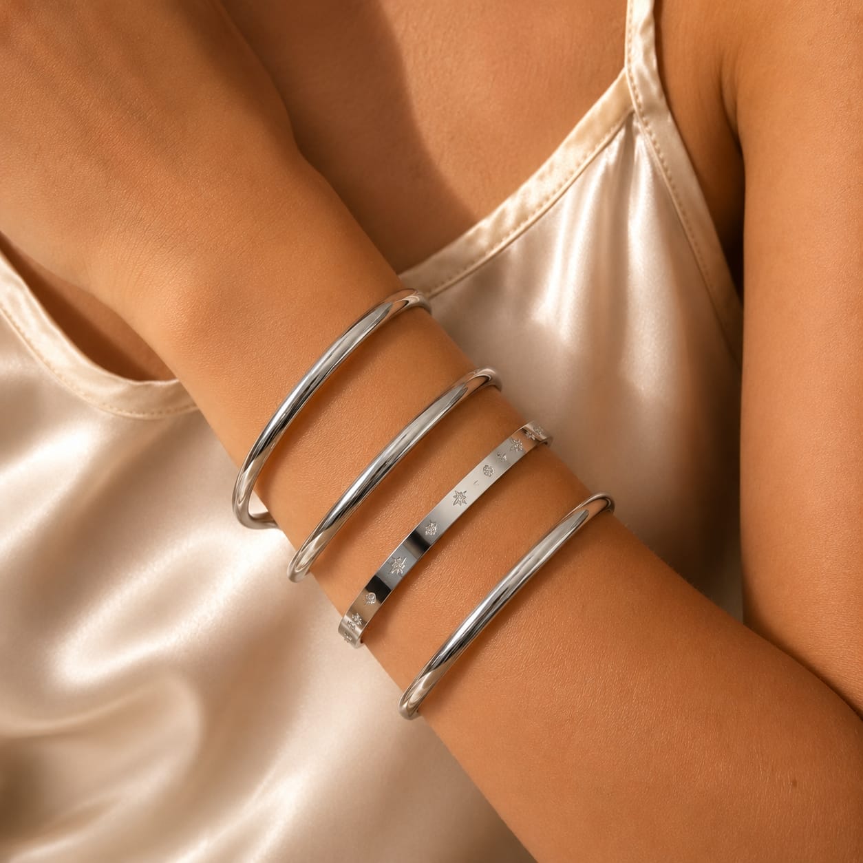 Double-layer open cuff βραχιόλι φορεμένο στον καρπό με stacking, Star zircon open cuff bangle βραχιόλι, ασημί ανοξείδωτο ατσάλι με star burst και round ζιργκόν, ασημί ανοξείδωτο ατσάλι — Celestial Steel