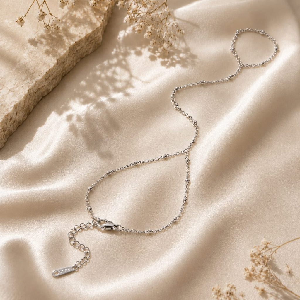 Ring bracelet hand chain ασημί, ανοξείδωτο ατσάλι, flat lay σε σατέν — Celestial Steel