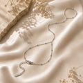 Ring bracelet hand chain ασημί, ανοξείδωτο ατσάλι, flat lay σε σατέν — Celestial Steel