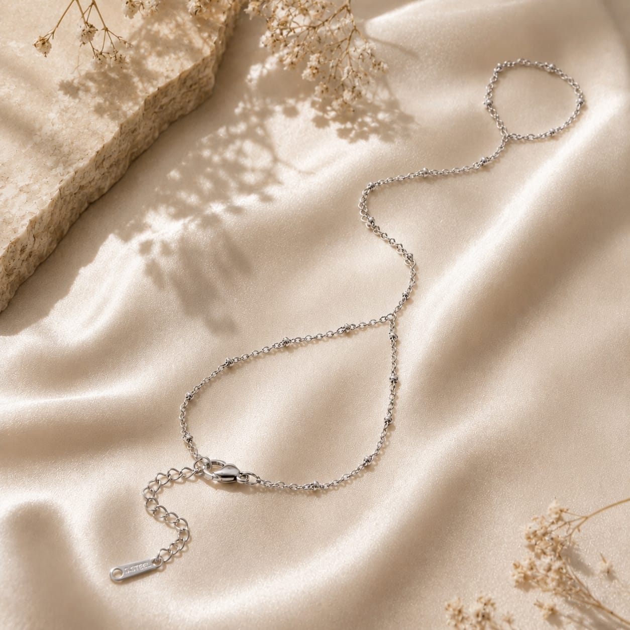 Ring bracelet hand chain ασημί, ανοξείδωτο ατσάλι, flat lay σε σατέν — Celestial Steel