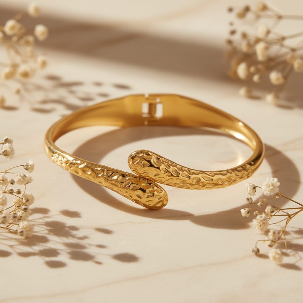 Βραχιόλι bangle hammered bypass με rounded tips, χρυσό ανοξείδωτο ατσάλι, flat lay σε μάρμαρο — Celestial Steel 