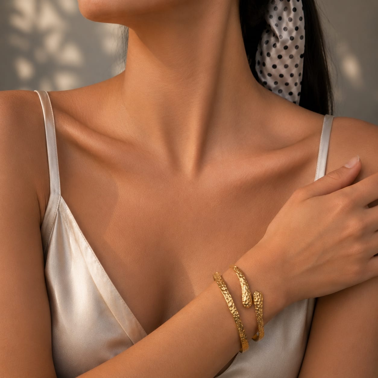 Βραχιόλι bangle hammered bypass με rounded tips και Hammered open cuff bangle βραχιόλι φορεμένο, χρυσό ανοξείδωτο ατσάλι — Celestial Steel