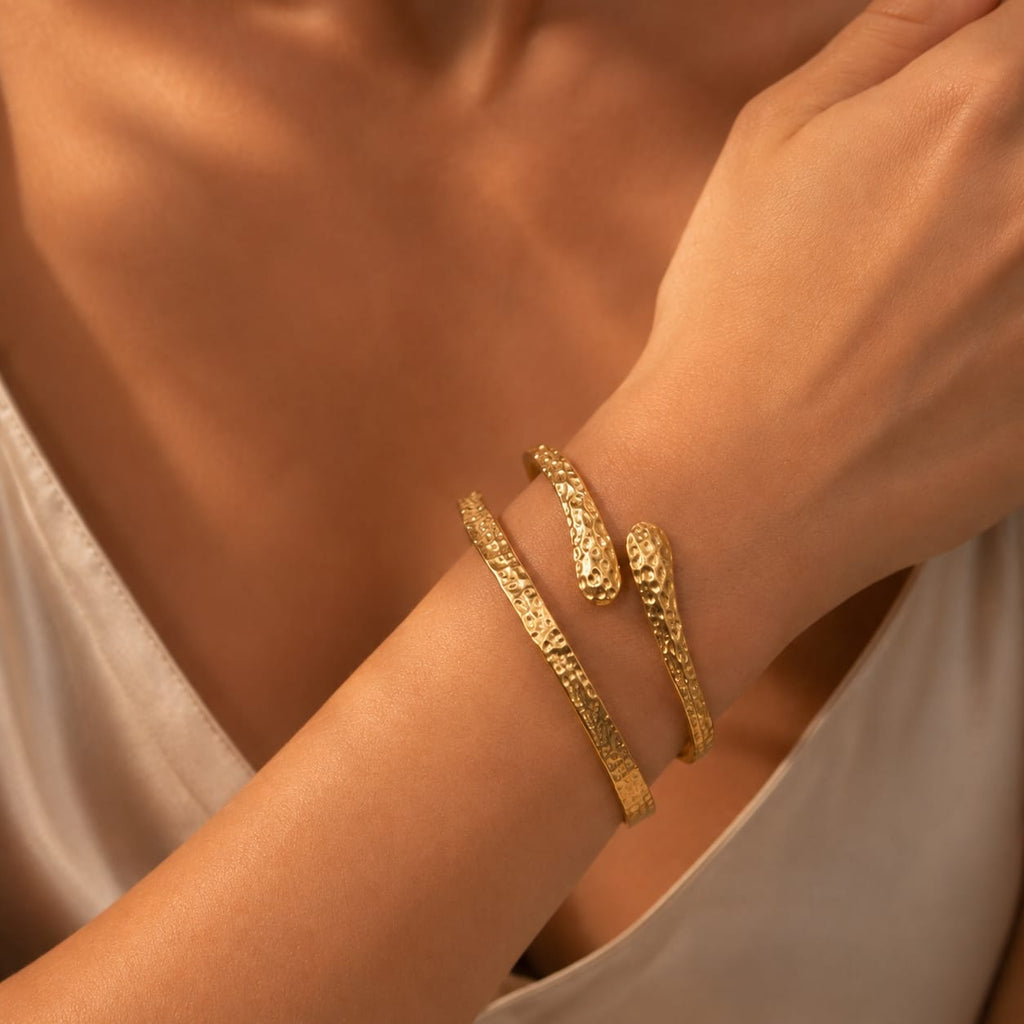 Βραχιόλι bangle hammered bypass stacked φορεμένο, χρυσό ανοξείδωτο ατσάλι — Celestial Steel