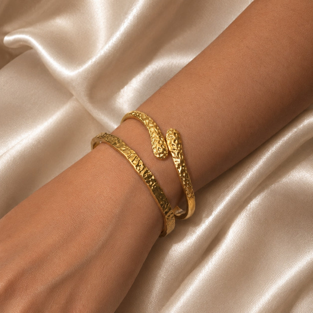 Βραχιόλι bangle hammered bypass stacked φορεμένο, χρυσό ανοξείδωτο ατσάλι — Celestial Steel