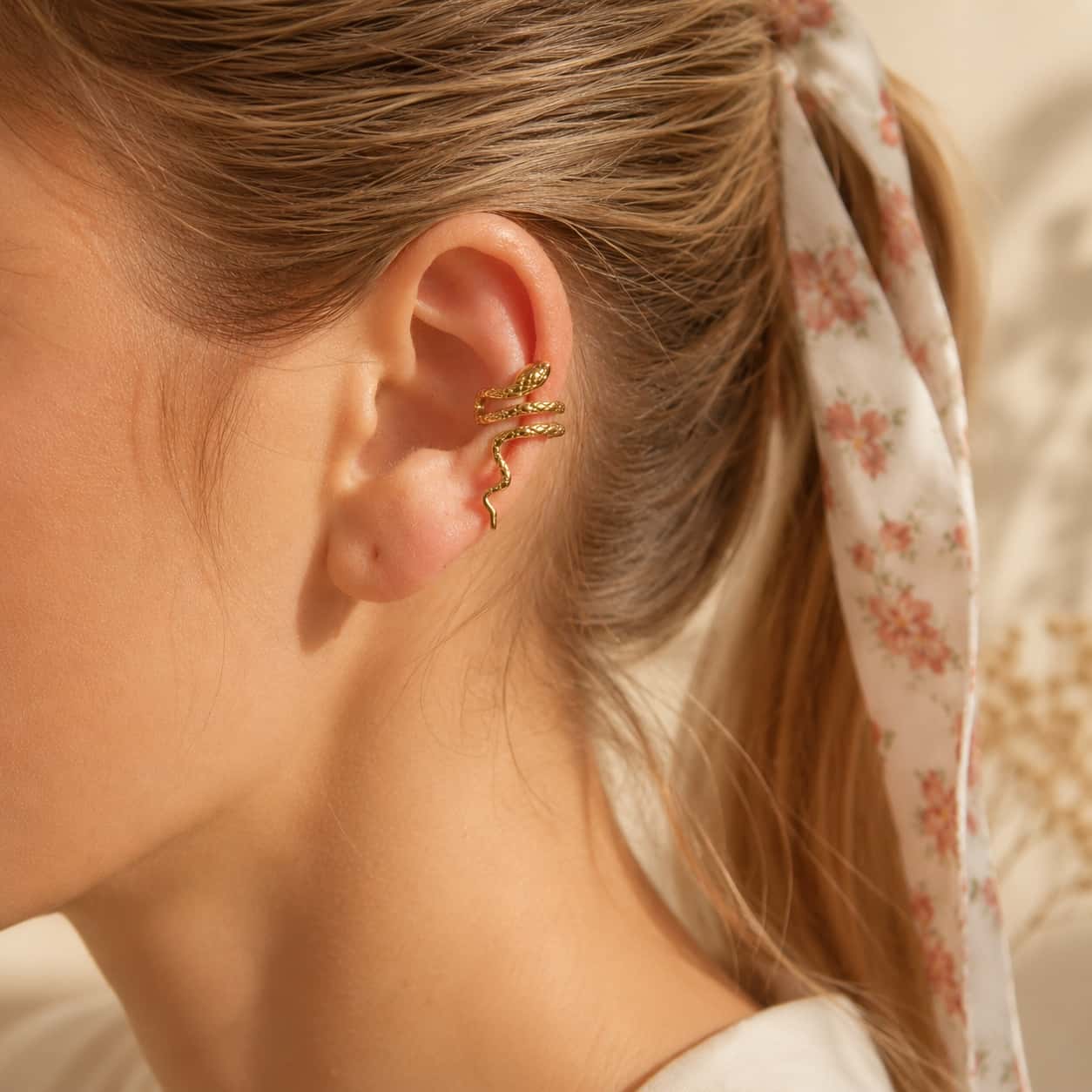 Snake ear cuff φορεμένο στο helix, χρυσό ανοξείδωτο ατσάλι — Celestial Steel