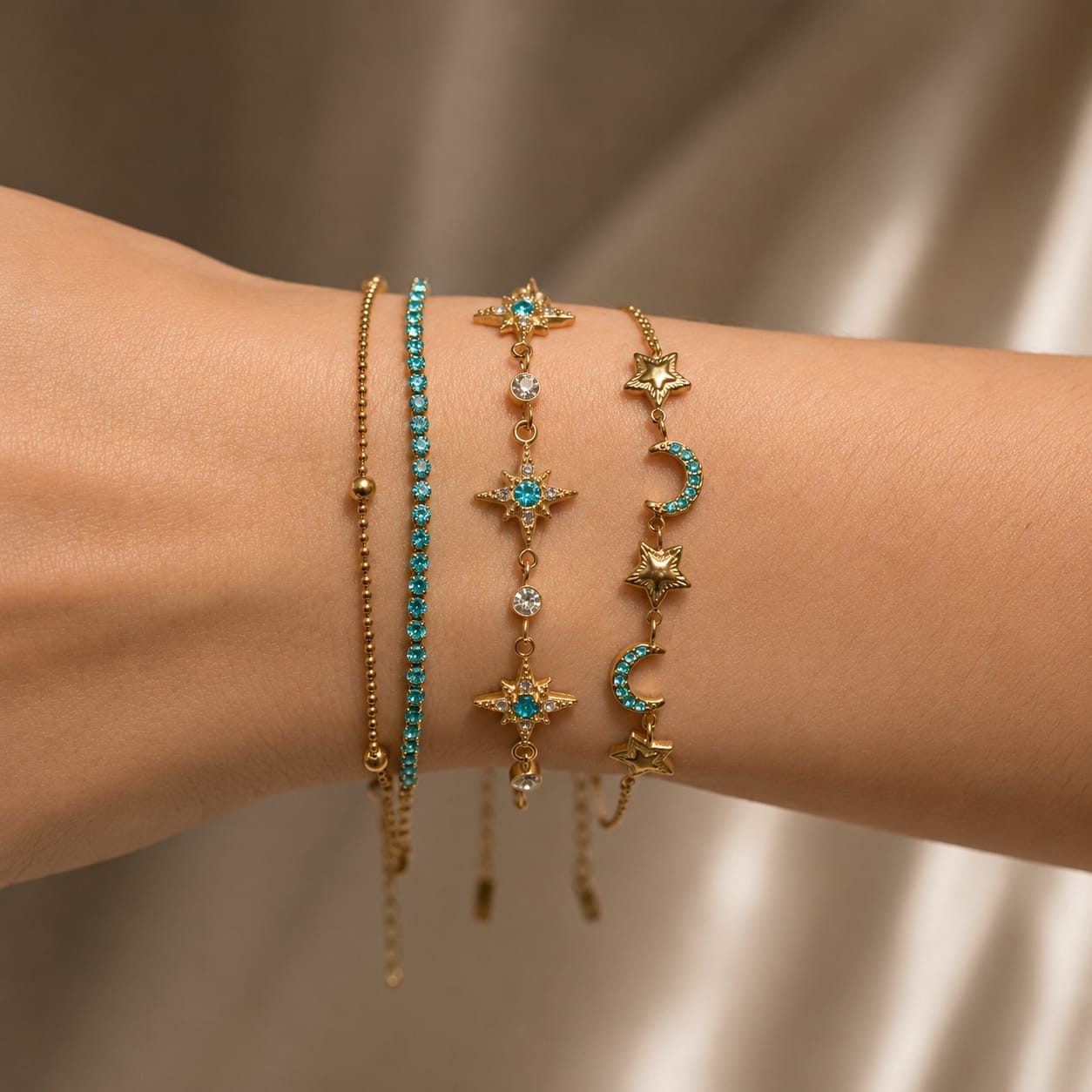 Βραχιόλι με star και moon charms τιρκουάζ ζιργκόν φορεμένο stacked, χρυσό ανοξείδωτο ατσάλι — Celestial Steel
