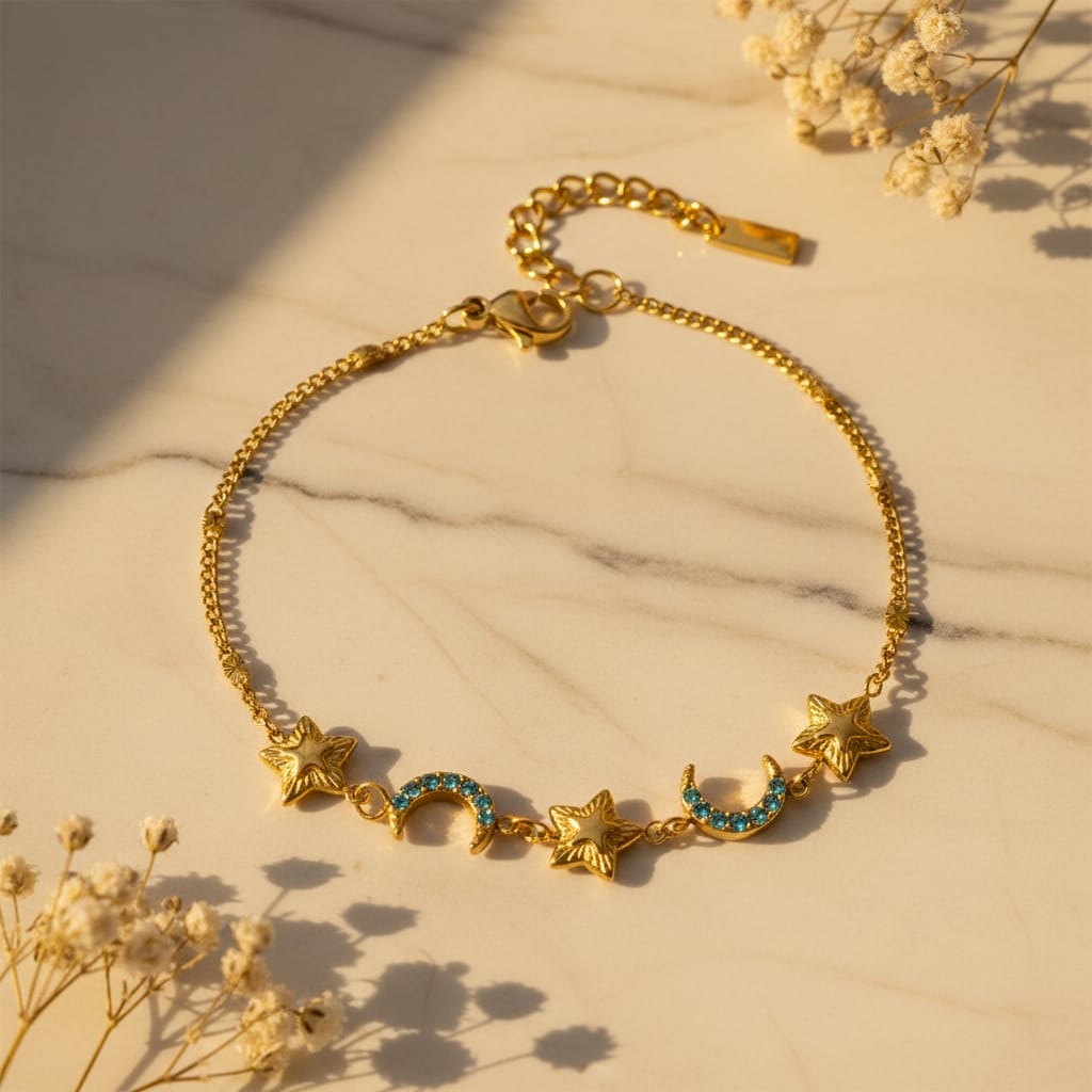 Βραχιόλι με star και moon charms τιρκουάζ ζιργκόν, χρυσό ανοξείδωτο ατσάλι, flat lay σε μάρμαρο — Celestial Steel