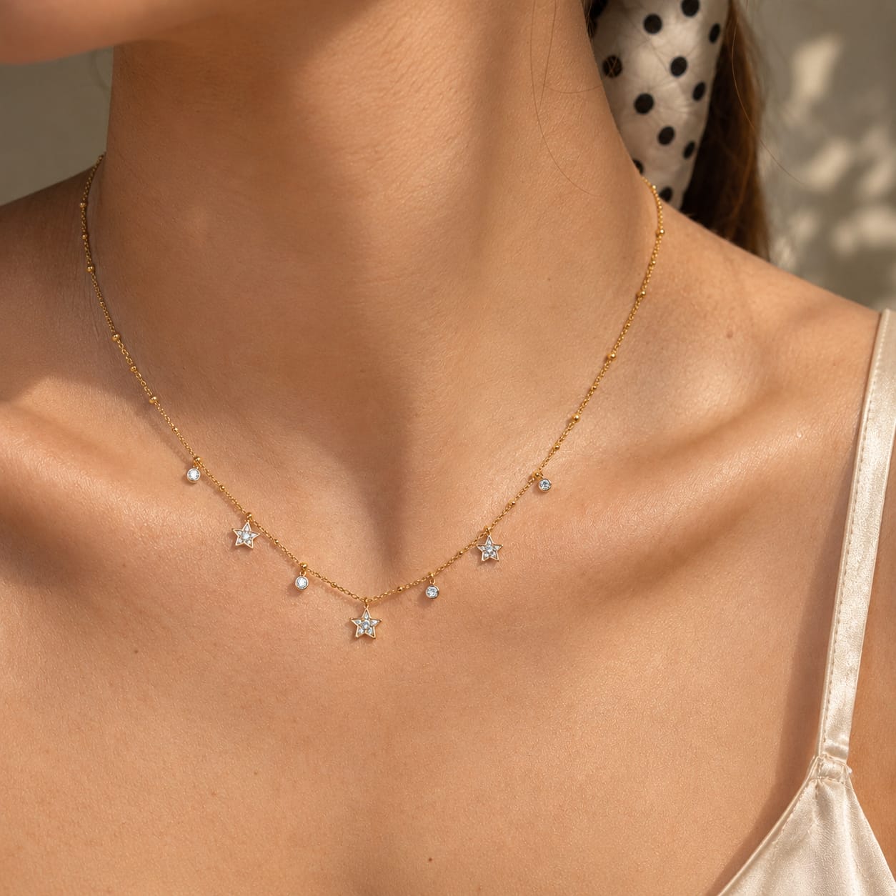 Κολιέ satellite chain με αστεράκια pave ζιργκόν και bezel-set ζιργκόν charms φορεμένο, χρυσό ανοξείδωτο ατσάλι — Celestial Steel