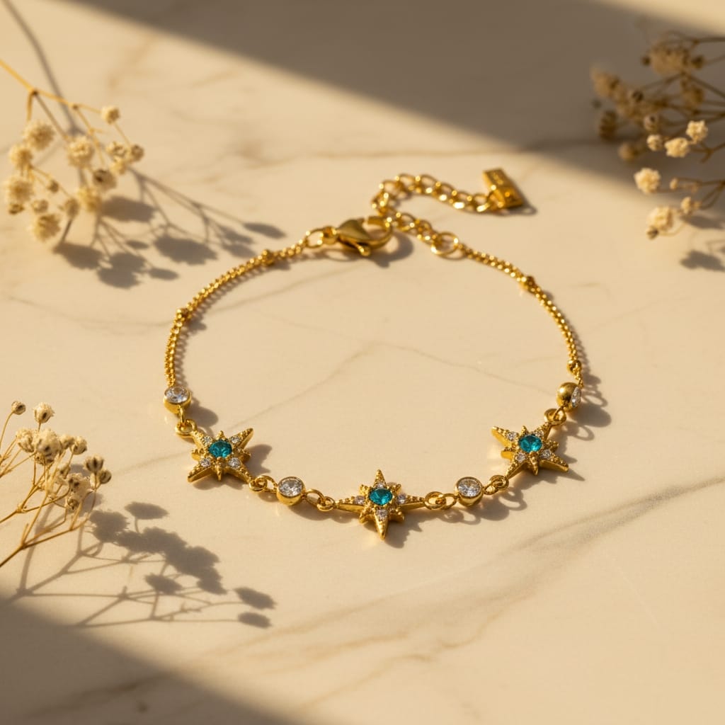 Βραχιόλι αλυσίδα με starburst charms τιρκουάζ και λευκό ζιργκόν, χρυσό ανοξείδωτο ατσάλι, flat lay σε μάρμαρο — Celestial Steel